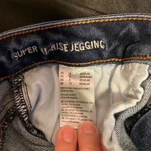 SUPER HIGH RISE AMERICAN EAGLE RIPPED SKINNY JEANS